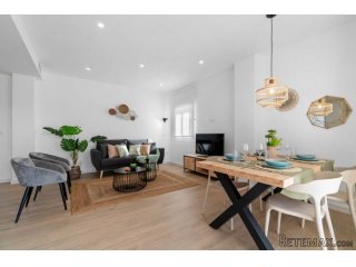 Apartamento de 3 amplios dormitorios con 2 baños completos..