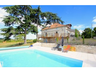 Superbly renovated 4-bed country..