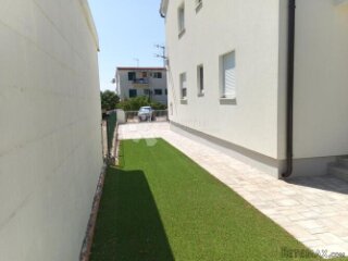 STAN U NOVOJ KUĆI U VODICAMA 700 m OD MORA 108 M2