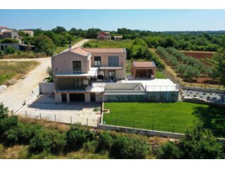 Poreč okolica – moderna vila s bazenom i 4 spavaće sobe