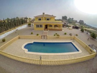 5 Bedroom 3 Bathroom Villa In Gea Y..