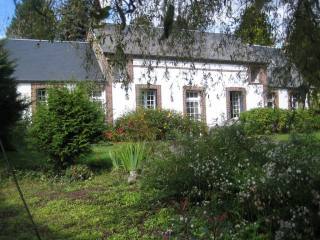 Nice House with Studio in Outbuilding
