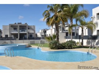 Precioso bungalow de dos plantas en Torrevieja. Consta de..