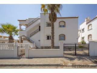 Bostaden är belägen strax söder om Torrevieja i Vi..