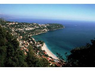 RESIDENCE OF STANDING A ROQUEBRUNE CAP..