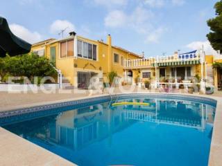 House with guest apartment in Los..