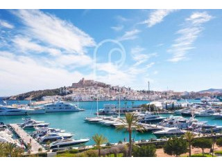 Beautiful reformed apartment on the sea..