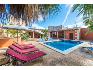 Spacious townhouse in Maria de la Salut..