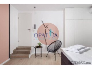 OPATIJA-CENTAR- moderno uređeni 2s+db s terasom i parkingom