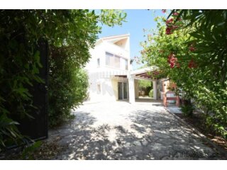 Apartman u gradu Krku s prekrasnom okućnicom!