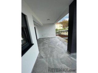 Prekrasan apartman u novogradnji s vrtom!