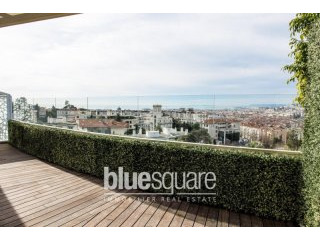 Top floor 3-bedroom roof terrace..