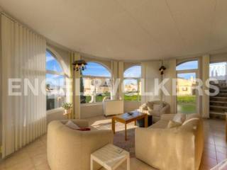 Sunny villa with large plot and lake..