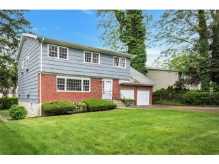 4 bedroom House For Sale: 30 Mohawk..