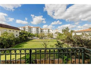 3 bedroom Flat For Sale: 323 Navarre..