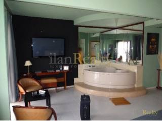 Building with 20 apartments for sale in..