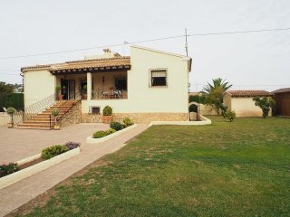 7 Bedrooms - Villa - Alicante - For Sale
