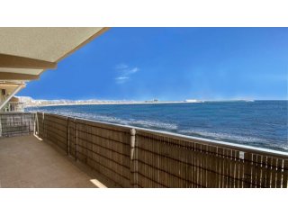 Este apartamento en primera línea de playa está situado en..