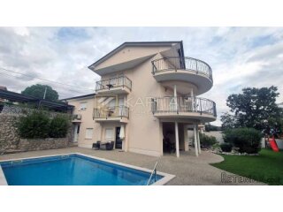 Ika, samostojeća vila s apartmanima i bazenom