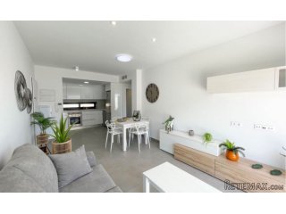 Apartamento en primera planta con un gran salón, cocina..