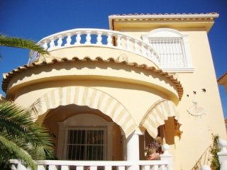 2 Bedrooms - Villa - Alicante - For Sale
