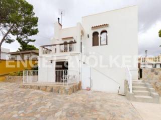 Renovated villa with large plot in Los..