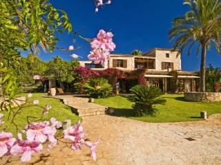 Spectacular country house with views in..