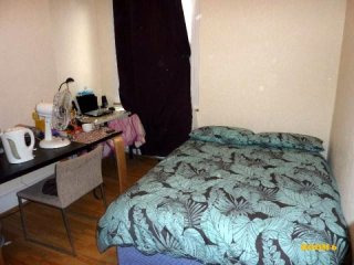 Single with double bed near Turnpike..