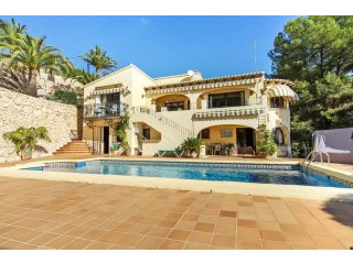 5 Bedroom 4 Bathroom Villa For Sale in..