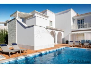 LUKSUZNA VILLA U ELITNOM NASELJU NADOMAK MORA