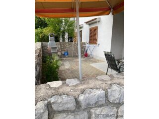 APARTMAN U PRIZEMLJU, 2S+DB, SA OKUĆNICOM I PARKINGOM