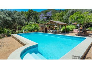 A charming small estate of 10,230 m2 with 3 dwellings, 2..