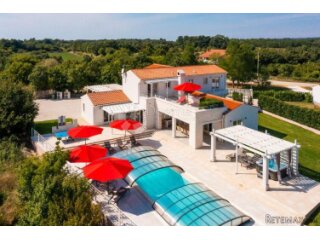 PROSTRANA VILLA S BAZENOM I SADRŽAJIMA NA RUBU SELA