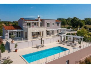 OTMJENA VILLA SA BAZENOM NA LIJEPOJ LOKACIJI