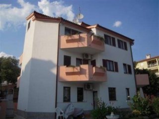 ISTRA - PULA: KUĆA SA 8 APARTMANA BLIZU MORA