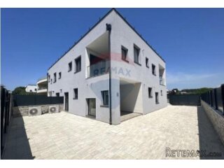 Novigrad, moderna kuća sa krovnom terasom 500 metara od mora