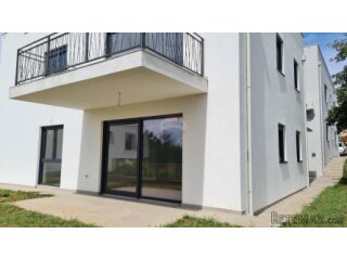 Poreč: Stan u prizemlju novogradnje s dvorištem 160 m2