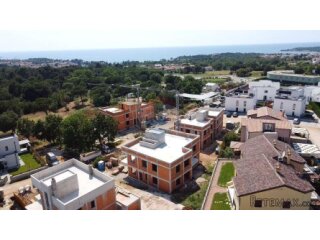 Poreč: Moderan stan s krovnom terasom atraktivnog pogleda pr