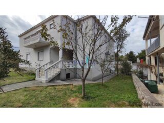 Starigrad, kuća sa podrumom i vrtom 80 m do mora
