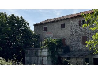 Višnjan - okolica, kamena kuća u nizu sa 300 m2 okućnice