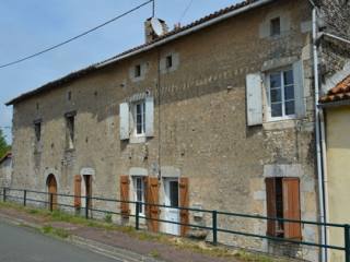 Proche Ruffec-Maison a renover