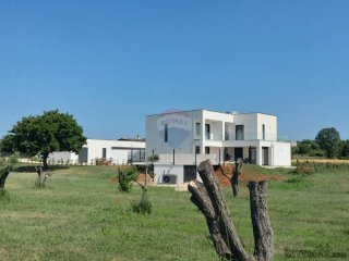 Istra,okolica Barbana, moderna vila s bazenom na velikom ima