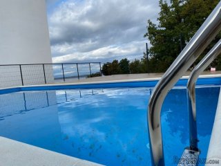 CRIKVENICA, ČETIRI APARTMANA SA BAZENOM