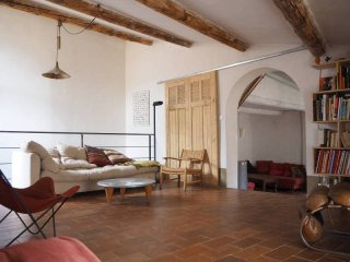 Well Renovated Villa With 5 Bedrooms, 2..