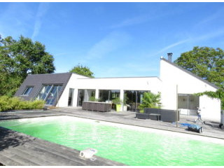 Quality bungalow on valley wall of..