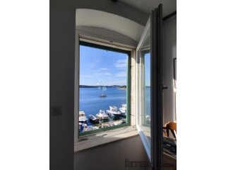 Stan u kamenoj kući prvi red do mora