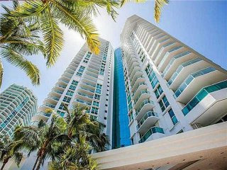 3 bedroom Flat For Sale: 16500 Collins..