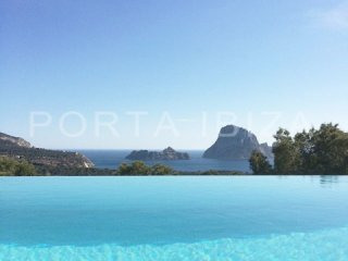 Excellent duplex with stunning sea..