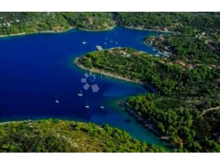 ŠOLTA-PRVI RED DO MORA, građevinska parcela 2068 m2 i kuća 1