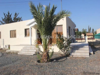 3 Bedroom Detached house with large..